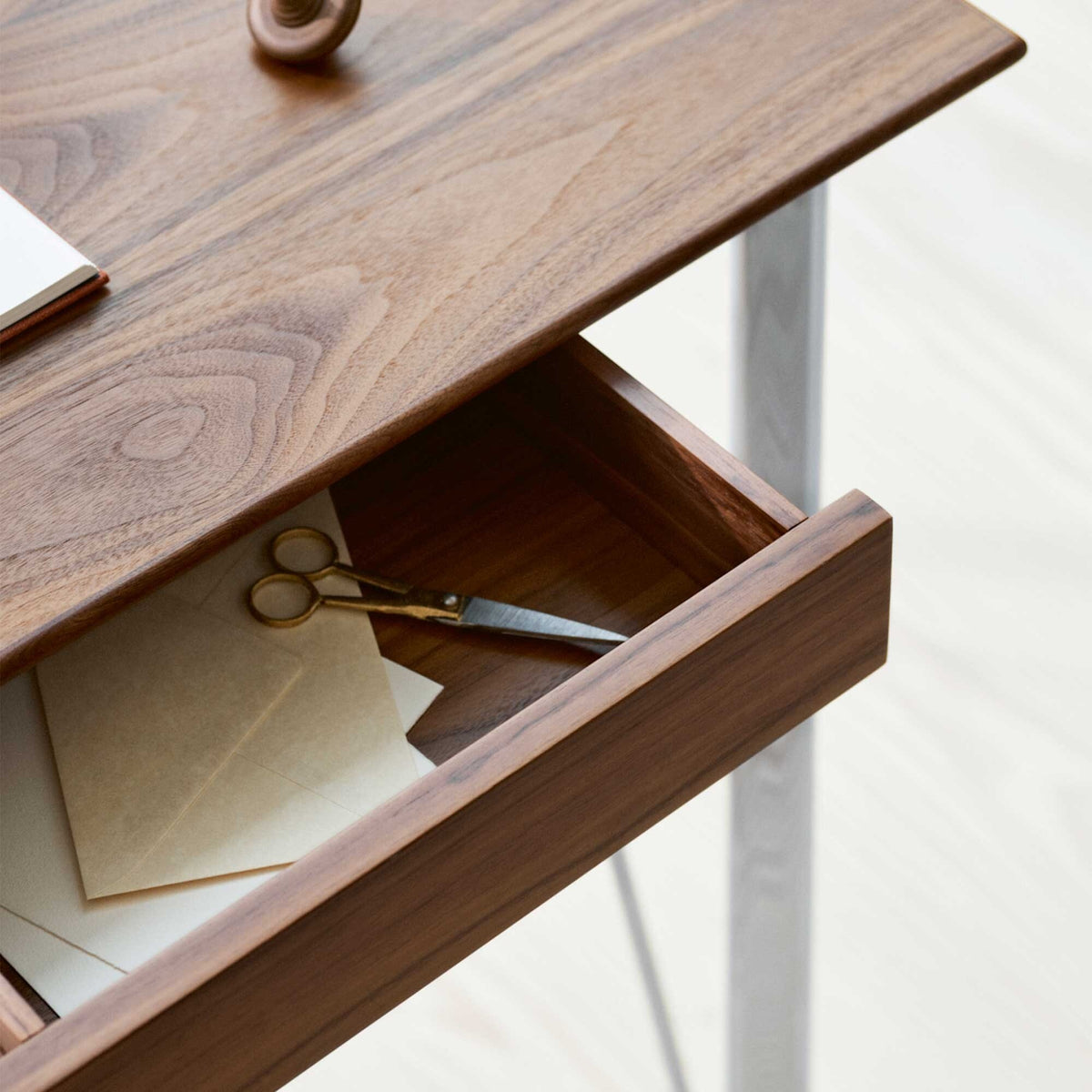 Fritz Hansen FH3605™ Schreibtisch mit Schublade