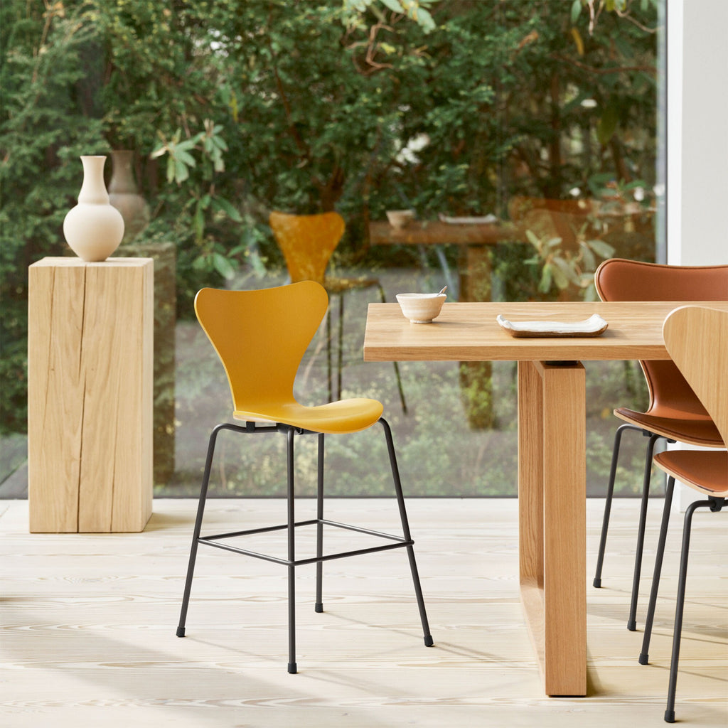Fritz Hansen Serie 7™ Juniorstuhl Braun Bronze