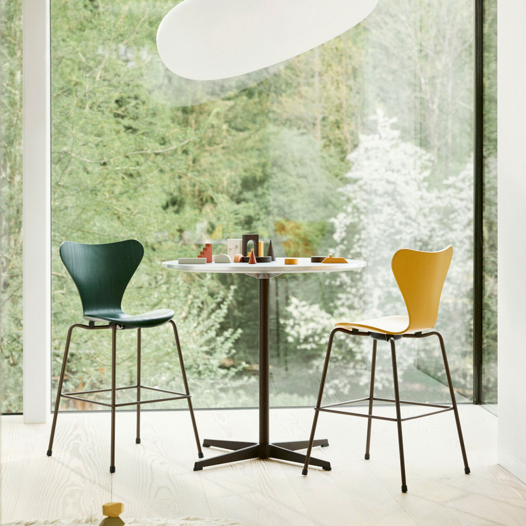 Fritz Hansen Serie 7™ Juniorstuhl Braun Bronze