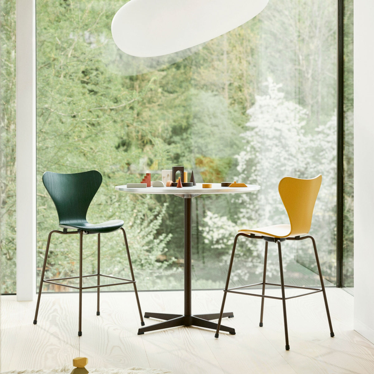 Fritz Hansen Serie 7™ Juniorstuhl Braun Bronze