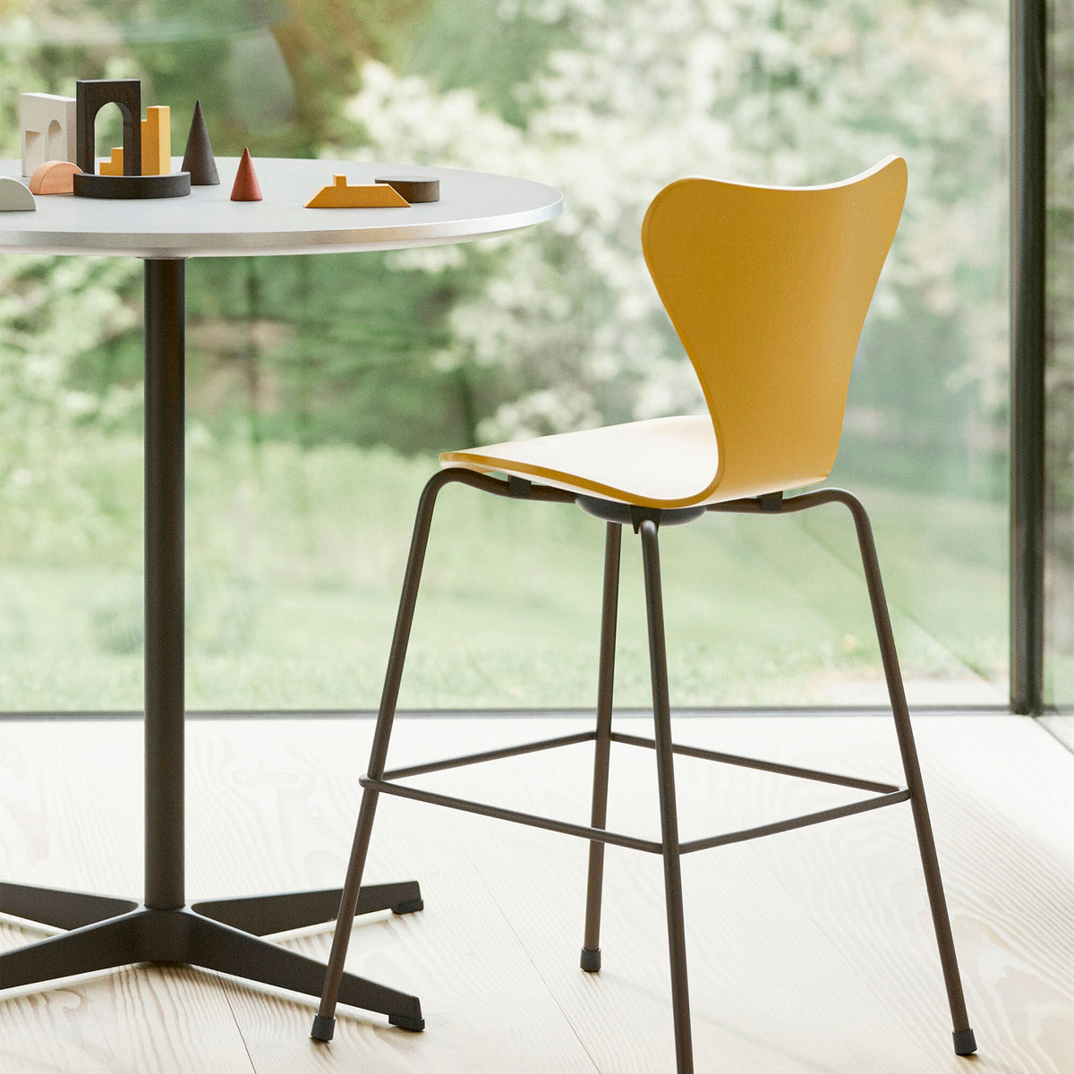 Fritz Hansen Serie 7™ Juniorstuhl Braun Bronze