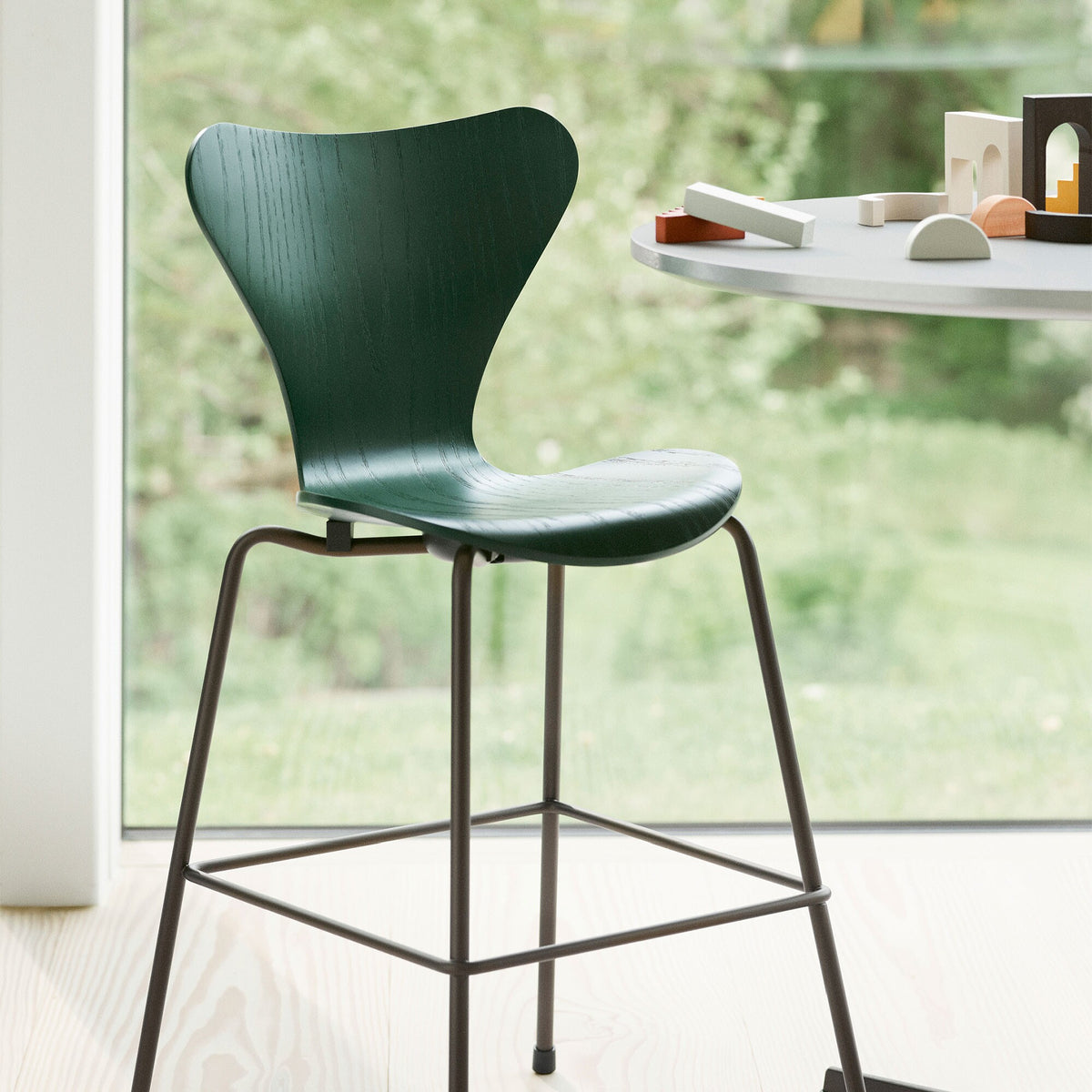Fritz Hansen Serie 7™ Juniorstuhl Braun Bronze