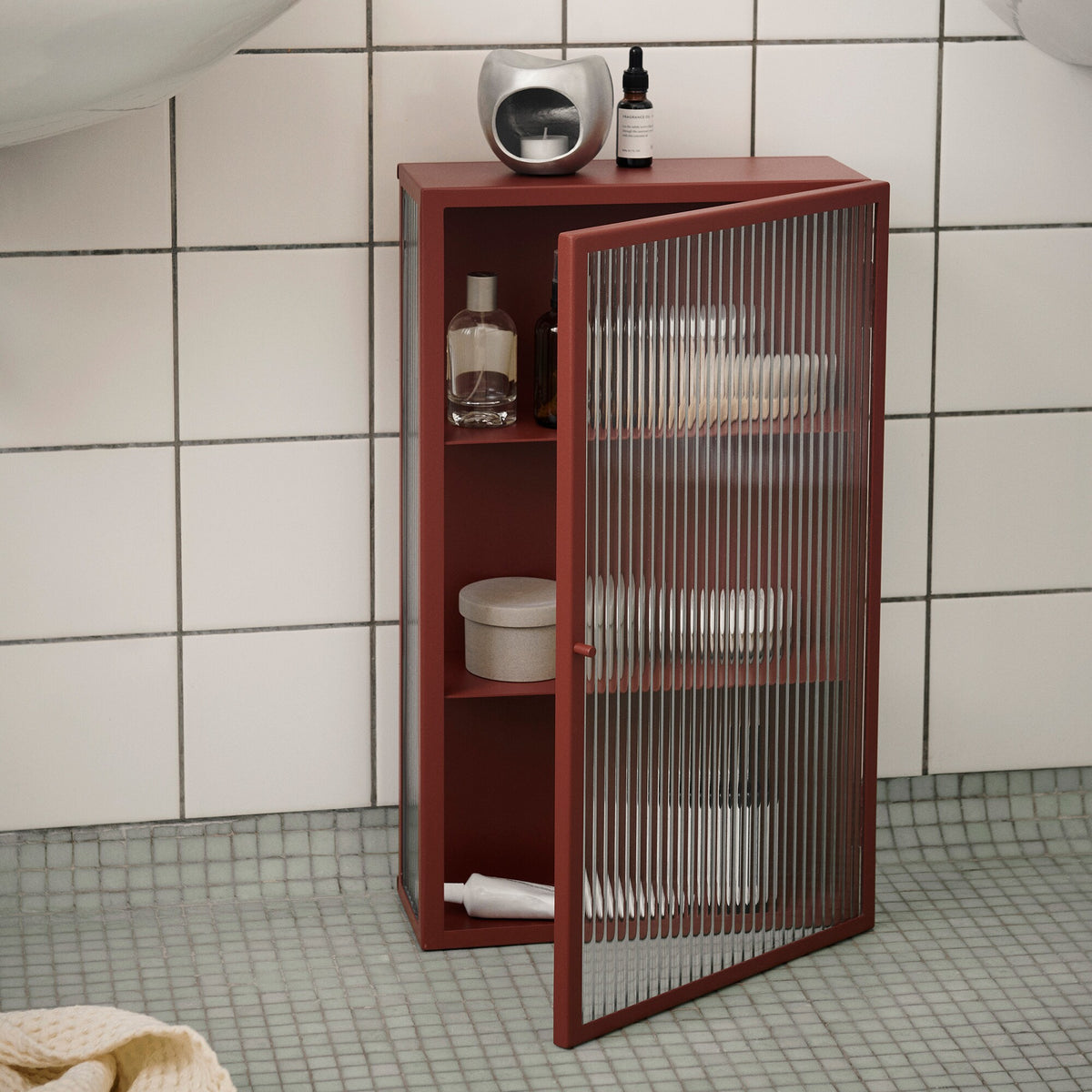 Ferm Living Haze Wandschrank geriffeltes Glas