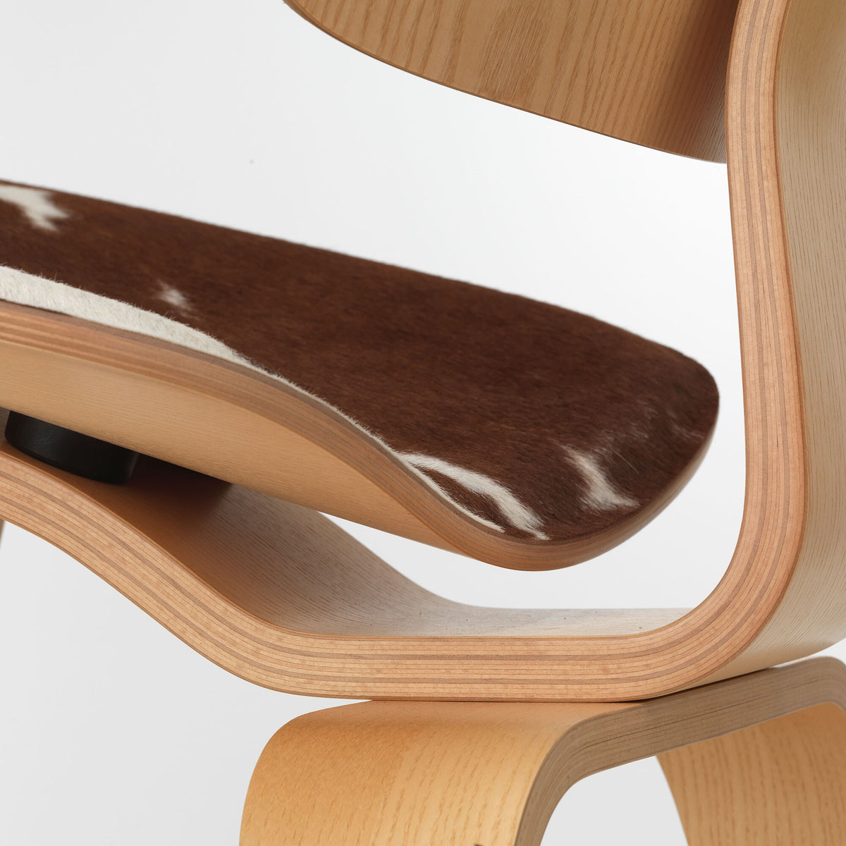 Vitra LCW Stuhl Kuhfell