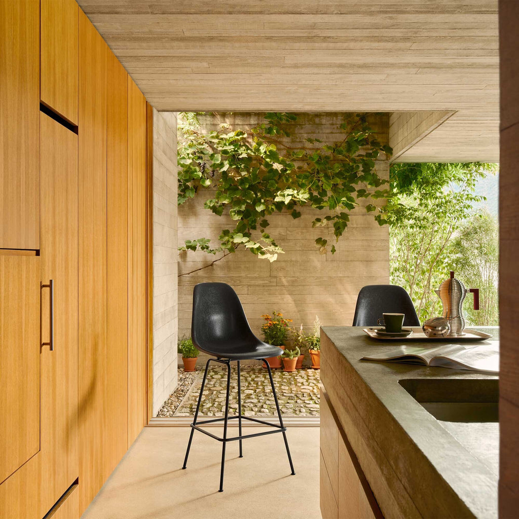 Vitra Eames Fiberglass Barstuhl medium basic dark