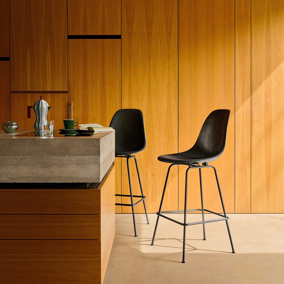 Vitra Eames Fiberglass Barstuhl medium basic dark