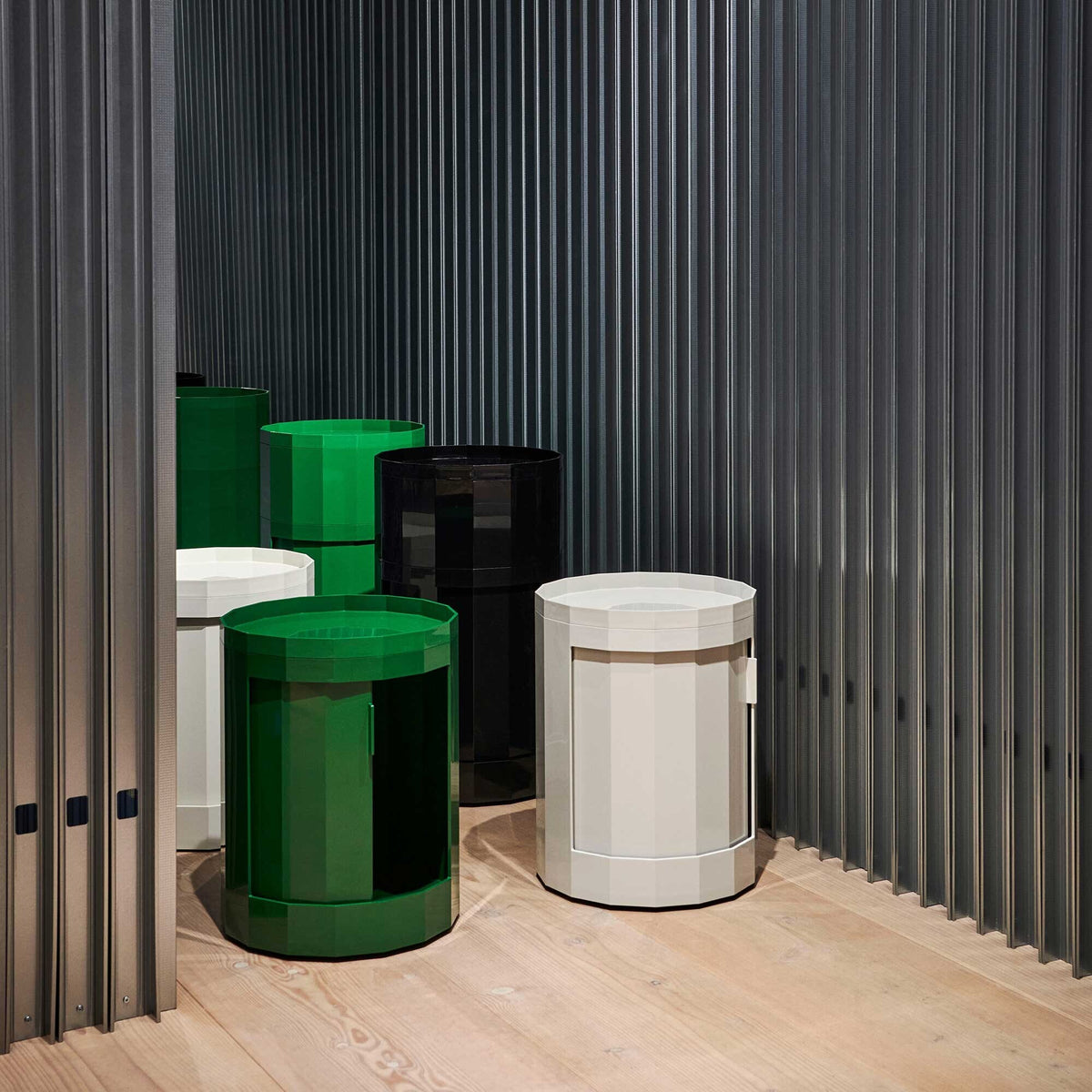HAY Facet Container hoch mit Füßen und Rollen