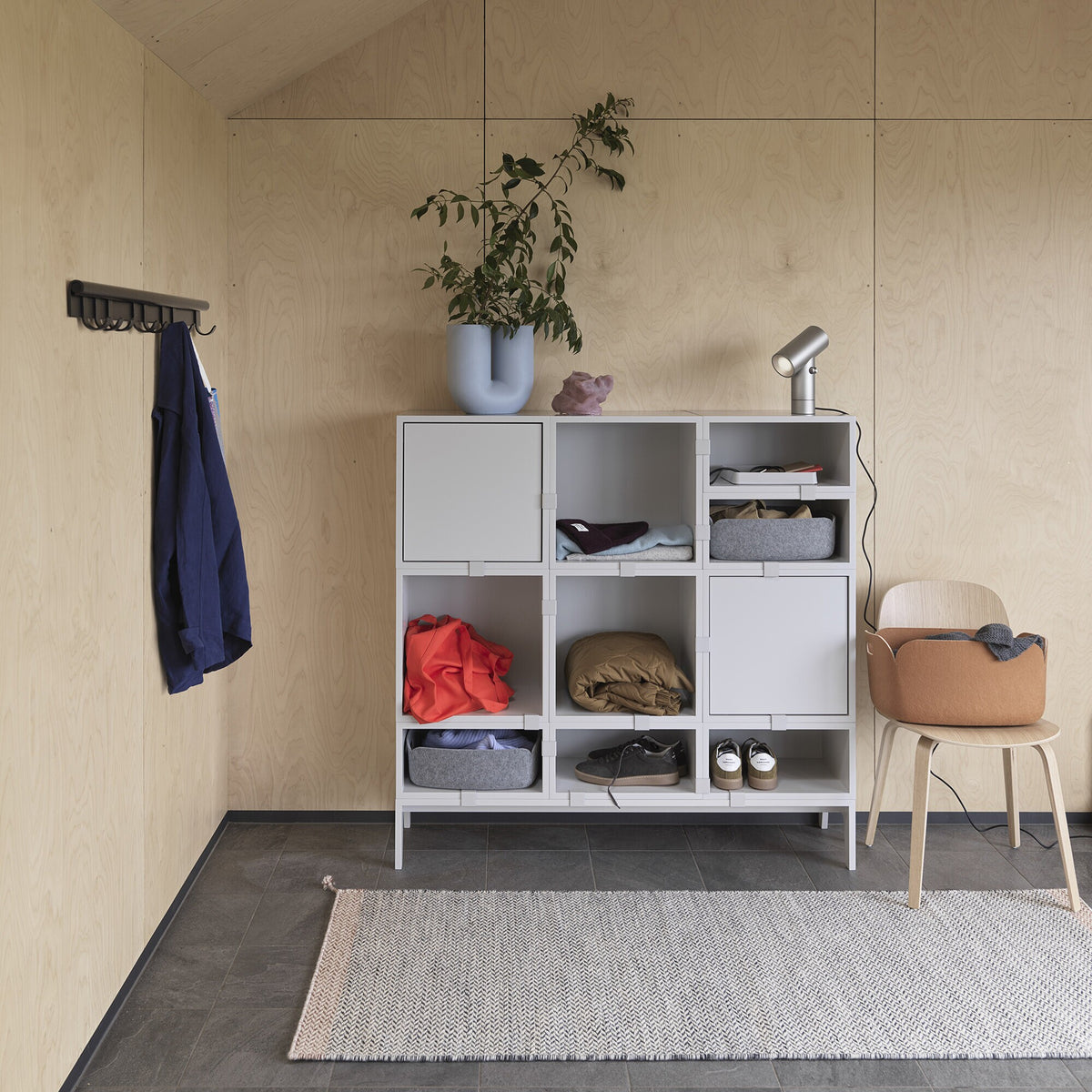 Muuto Stacked 2.0 Podium mit Rohrgestell 131x35cm