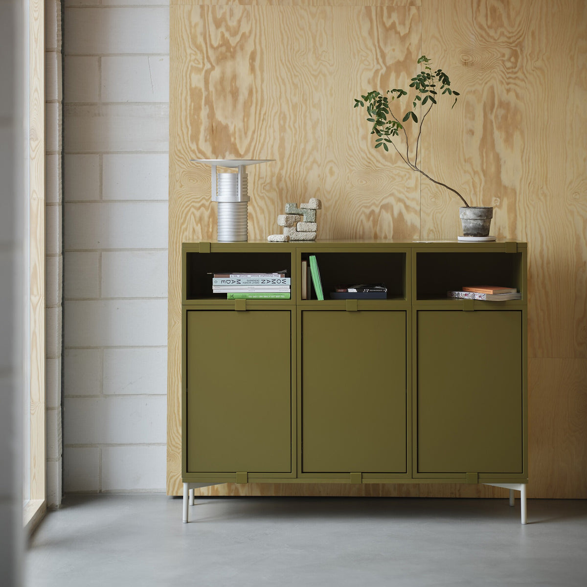 Muuto Stacked 2.0 Podium mit Rohrgestell 131x35cm