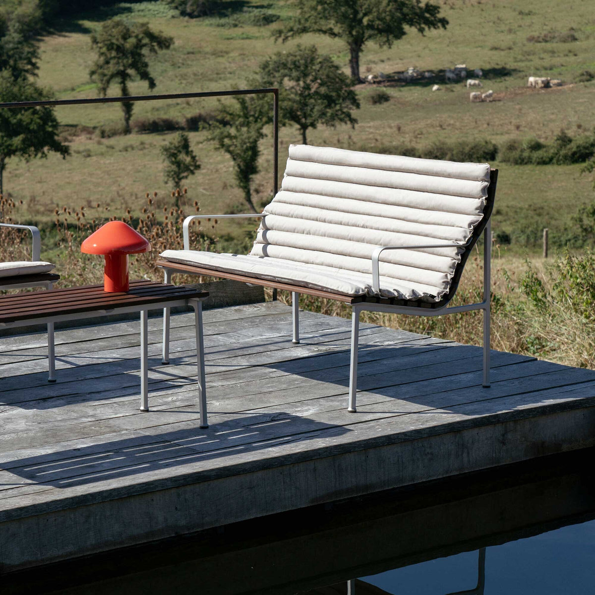 HAY Traverse Lounge Gartenbank mit Armlehnen