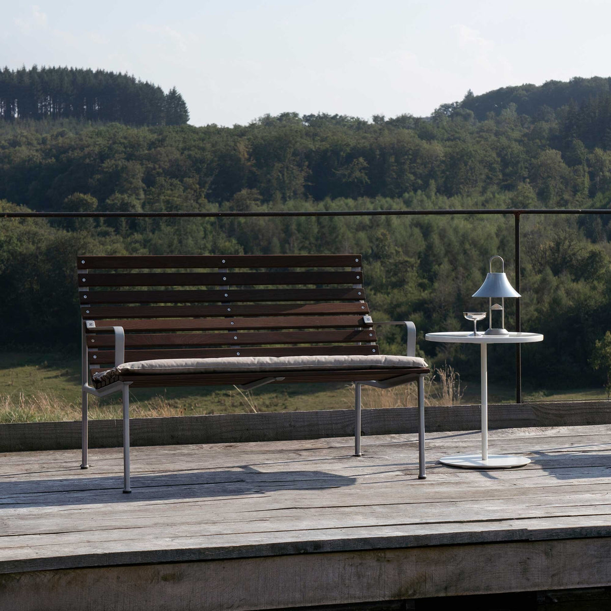 HAY Traverse Lounge Gartenbank mit Armlehnen