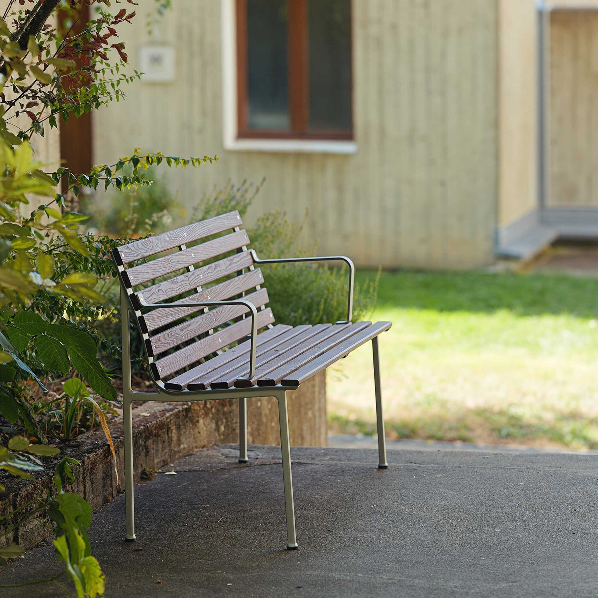 HAY Traverse Dining Gartenbank mit Armlehnen