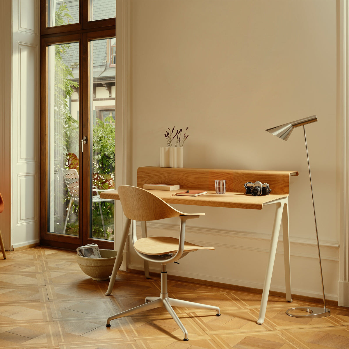 Vitra Courier Schreibtisch Gestell kreide