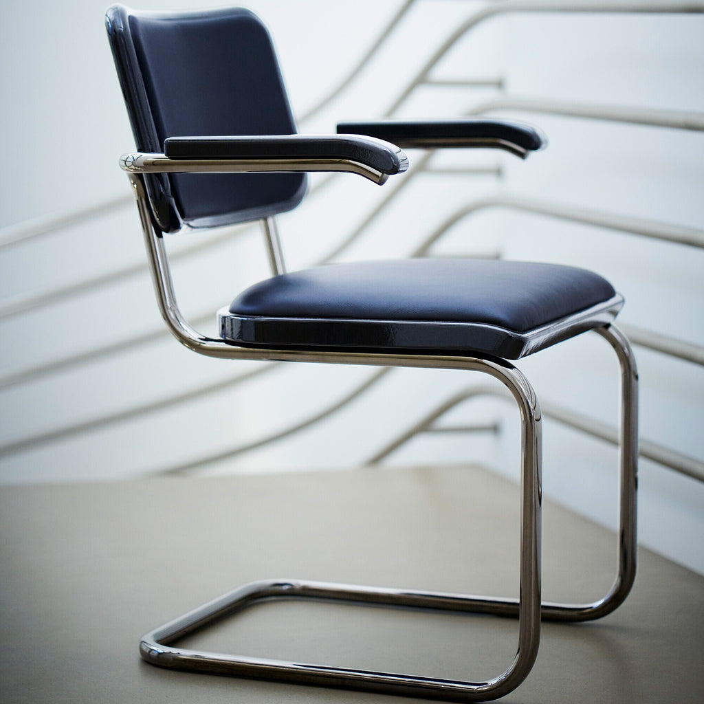 Thonet JS. THONET a personal Interpretation by Jil Sander S 64 P Serious Freischwinger Armlehnstuhl