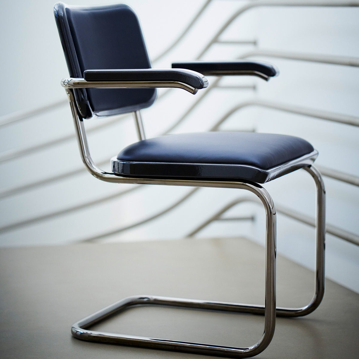 Thonet JS. THONET a personal Interpretation by Jil Sander S 64 P Serious Freischwinger Armlehnstuhl