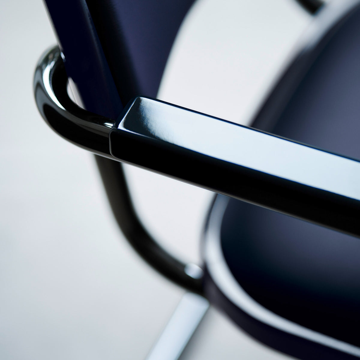 Thonet JS. THONET a personal Interpretation by Jil Sander S 64 P Serious Freischwinger Armlehnstuhl