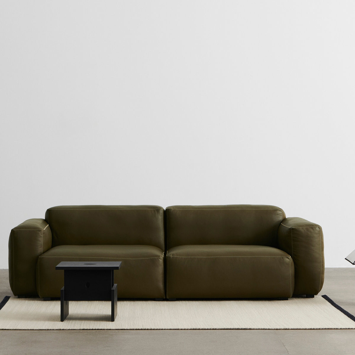 HAY Mags Soft 2,5-Sitzer Sofa Leder mit niedriger Armlehne 238x103,5x67cm