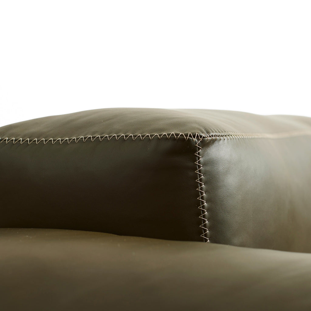 HAY Mags Soft 2,5-Sitzer Sofa Leder mit niedriger Armlehne 238x103,5x67cm