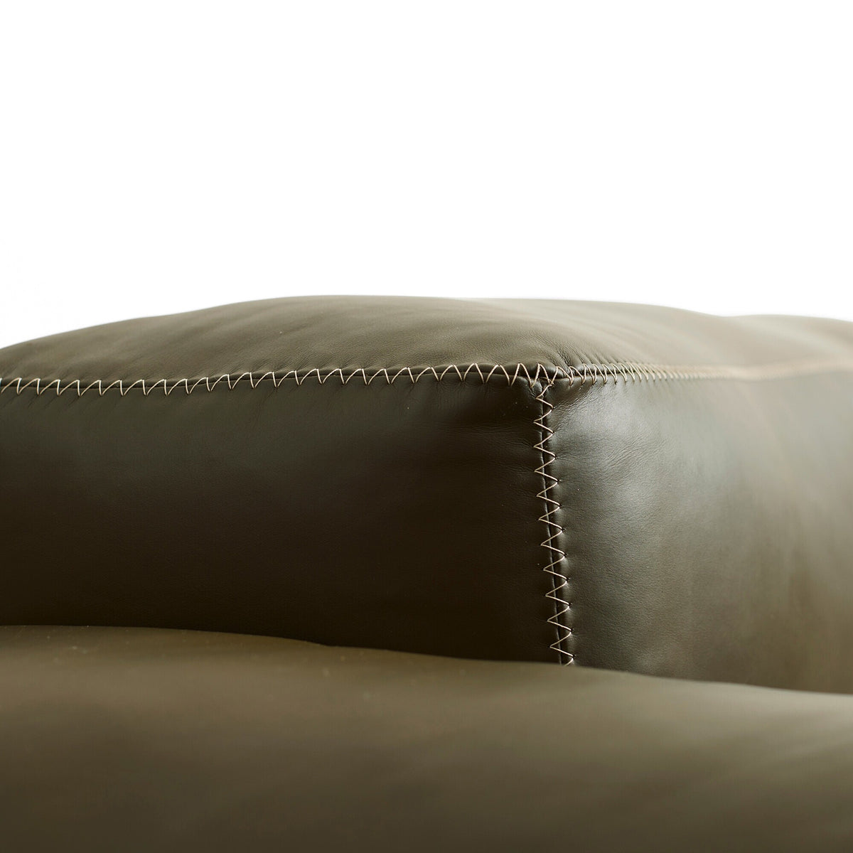 HAY Mags Soft 2,5-Sitzer Sofa Leder mit niedriger Armlehne 238x103,5x67cm