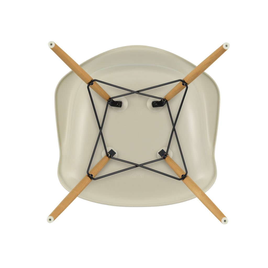 Vitra Eames Plastic Armchair DAW RE Gestell Esche