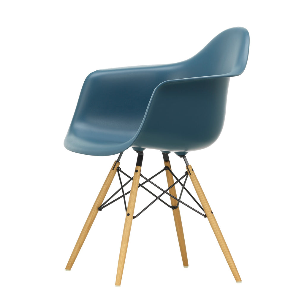 Vitra Eames Plastic Armchair DAW RE Gestell Esche