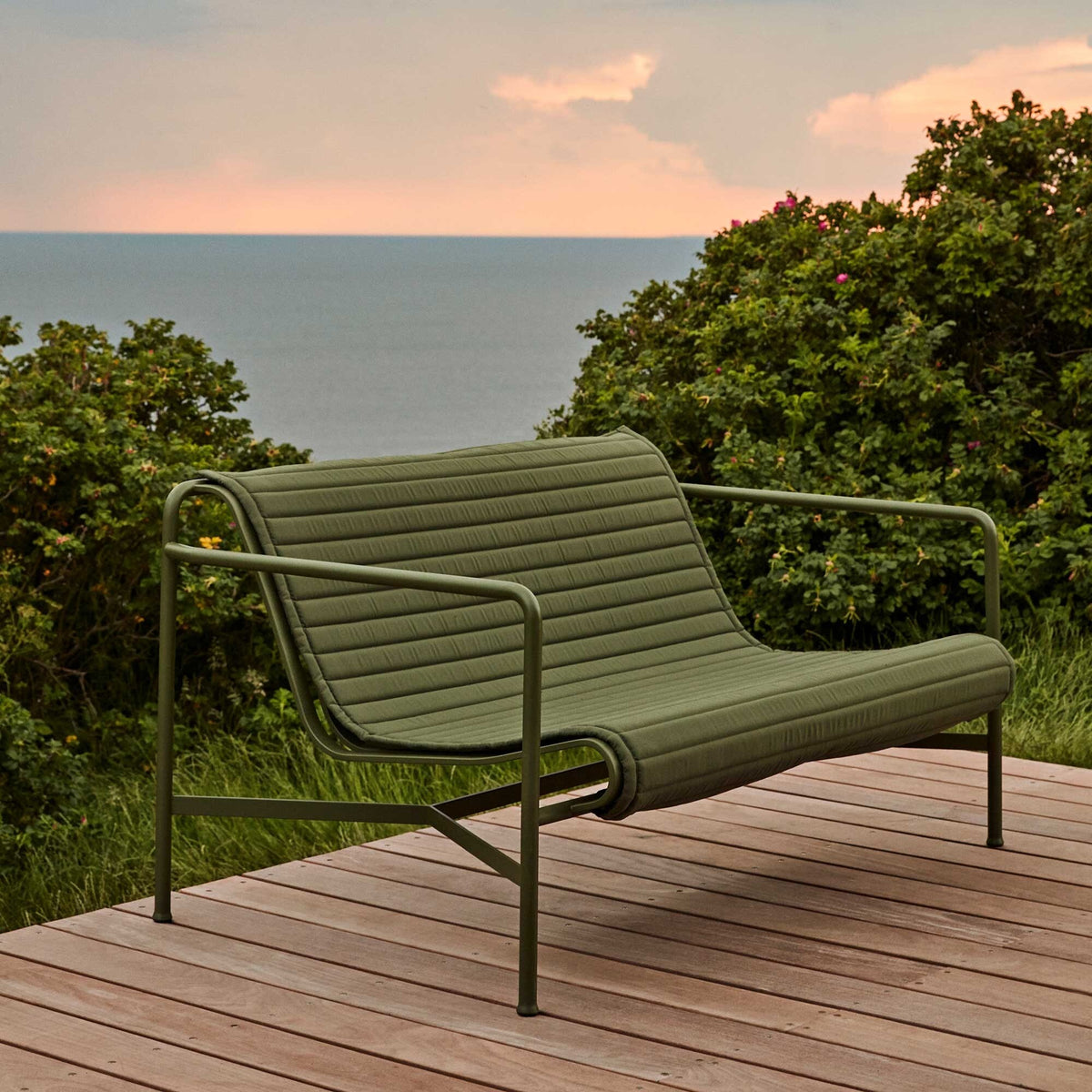 HAY Palissade Gartenset Lounge Sofa mit Steppkissen + Ottoman