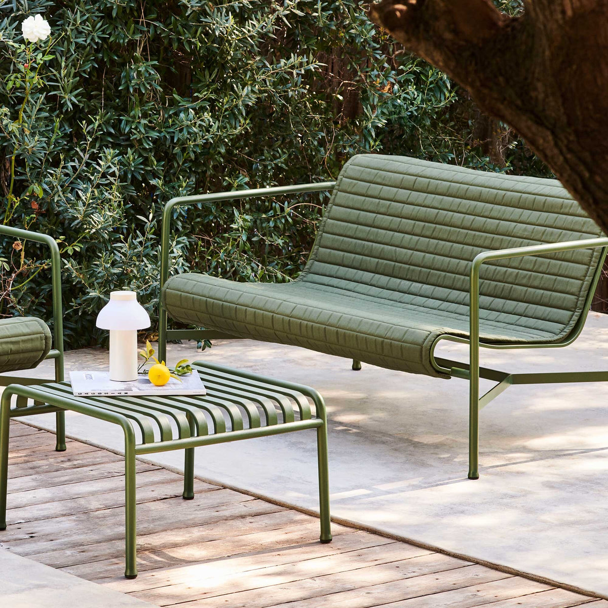 HAY Palissade Gartenset Lounge Sofa mit Steppkissen + Ottoman