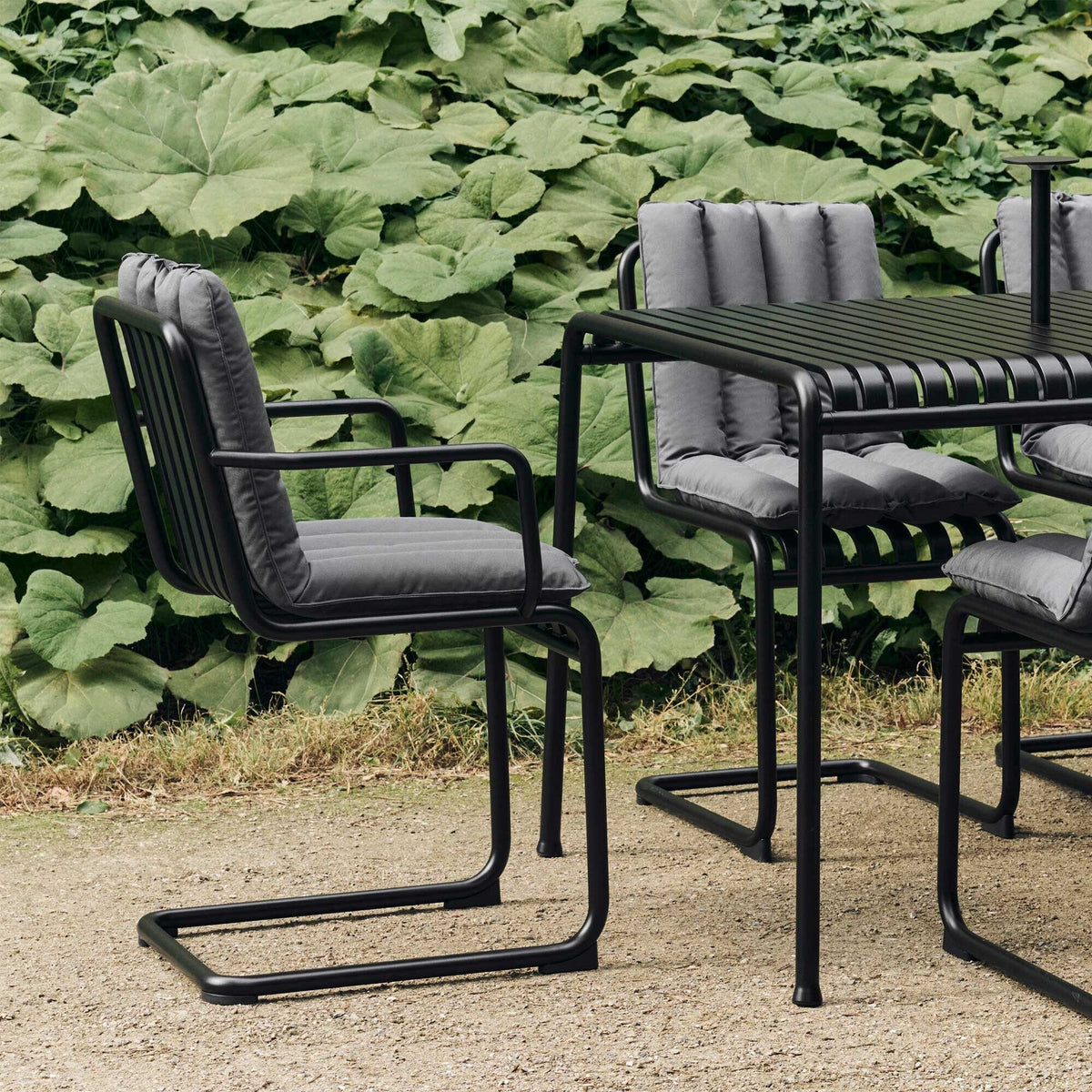 HAY Palissade Cantilever Gartenarmlehnenstuhl