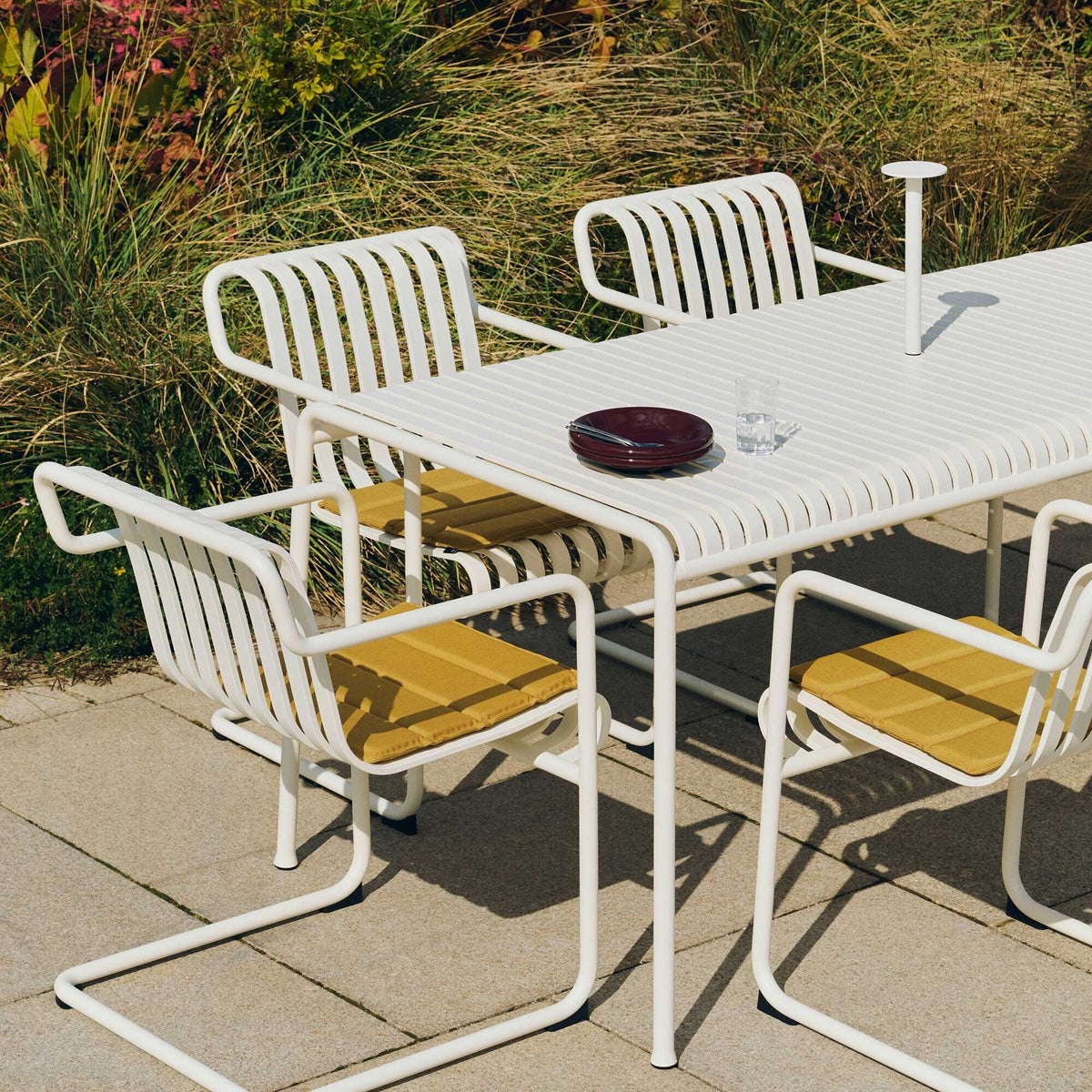 HAY Palissade Cantilever Dining Gartenarmlehnenstuhl