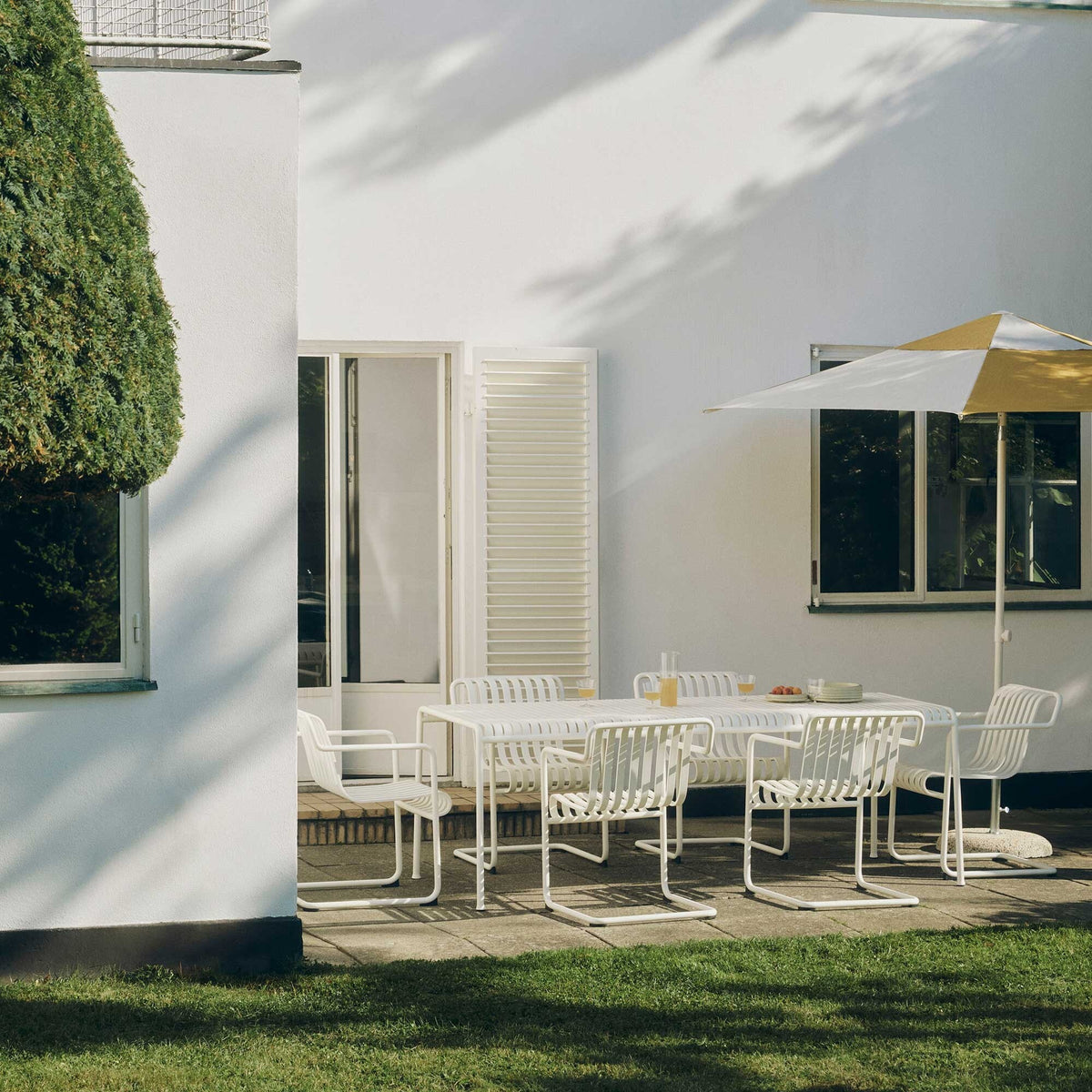 HAY Palissade Cantilever Dining Gartenarmlehnenstuhl