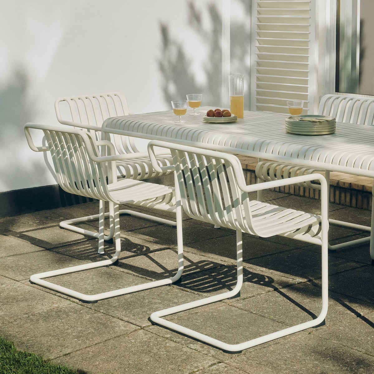 HAY Palissade Cantilever Dining Gartenarmlehnenstuhl