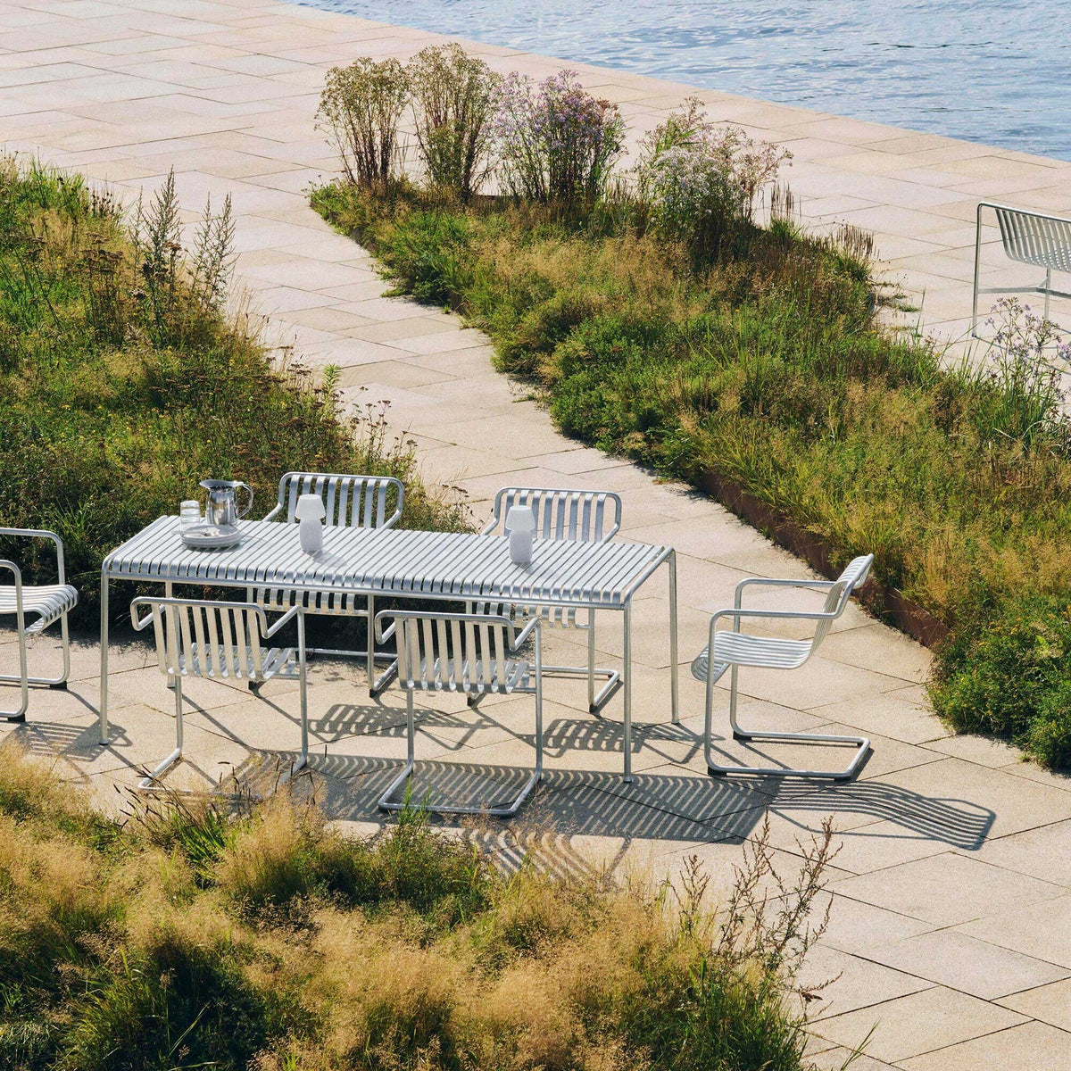 HAY Palissade Cantilever Dining Gartenarmlehnenstuhl Feuerverzinkt