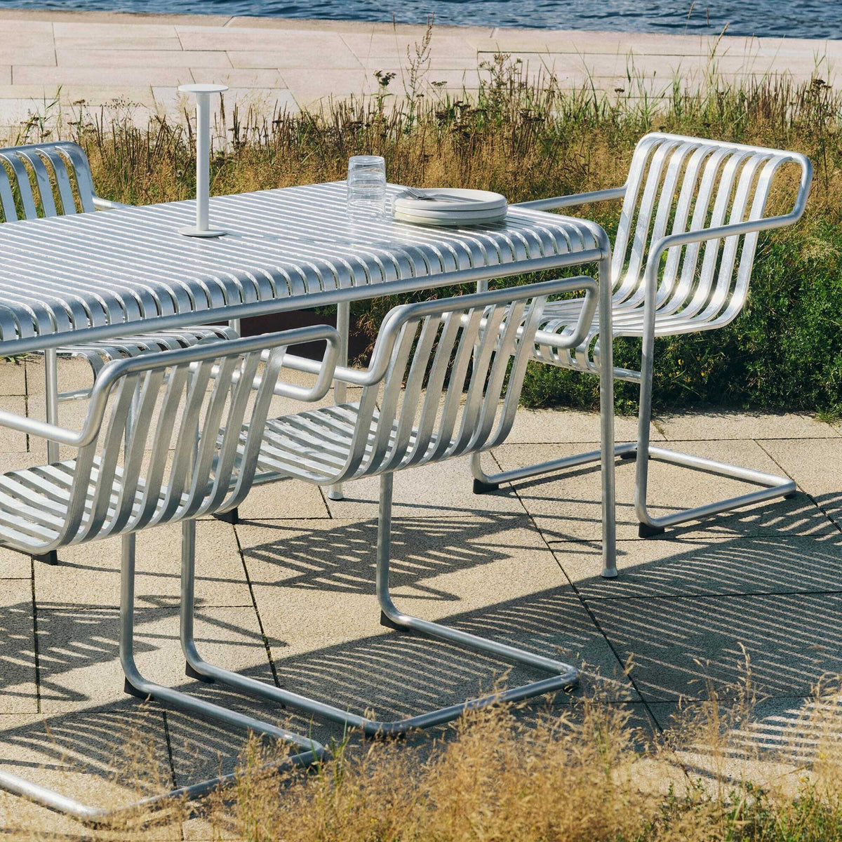 HAY Palissade Cantilever Dining Gartenarmlehnenstuhl Feuerverzinkt