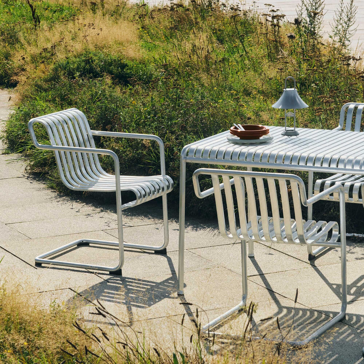 HAY Palissade Cantilever Dining Gartenarmlehnenstuhl Feuerverzinkt