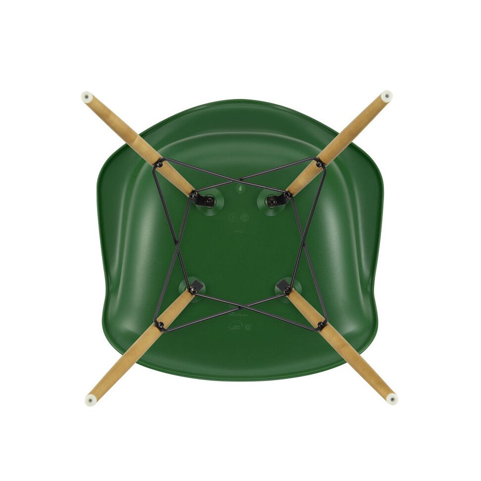 Vitra Eames Plastic Armchair DAW RE Ahorn gelblich